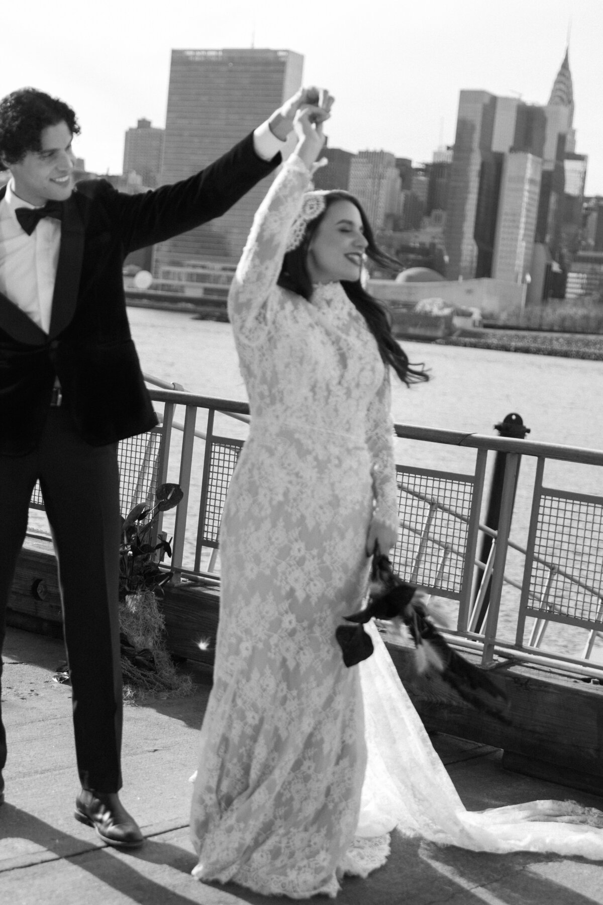 meredith-michel-editorial-wedding-bw-couple-twirl-skyline