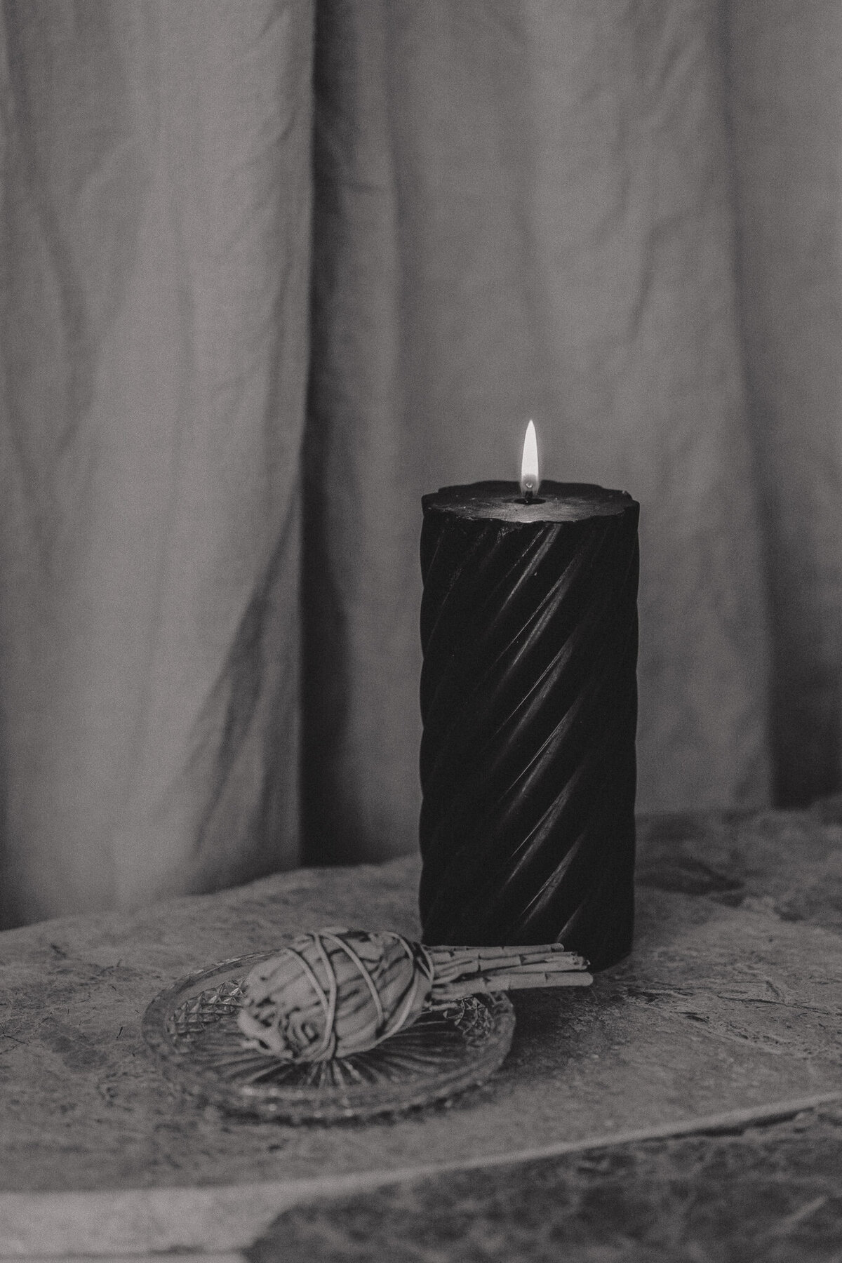 kaboompics_Black candle - sage - marble table