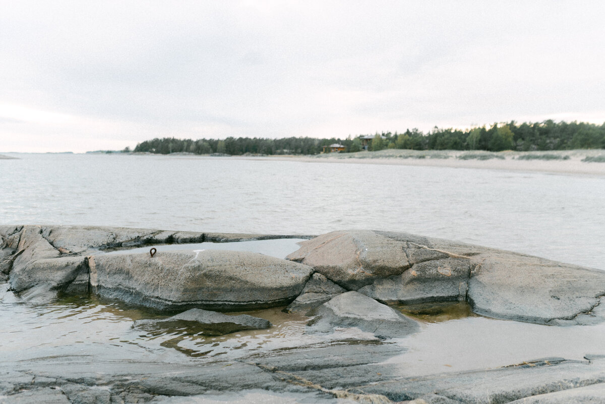 Valokuva rantakallioista hääkuvaaja Hannika Gabrielssonin valokuvassa