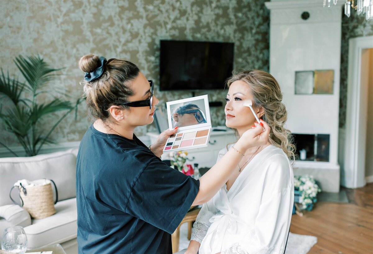 Bröllopsfotograf i Stockholm helloalora Anna Lundgren brud makeup i bröllopssviten destination slottsbröllop Rånäs Slott i Roslagen