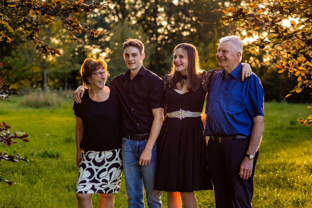 gezinsfoto opa en oma met kleinkinderen