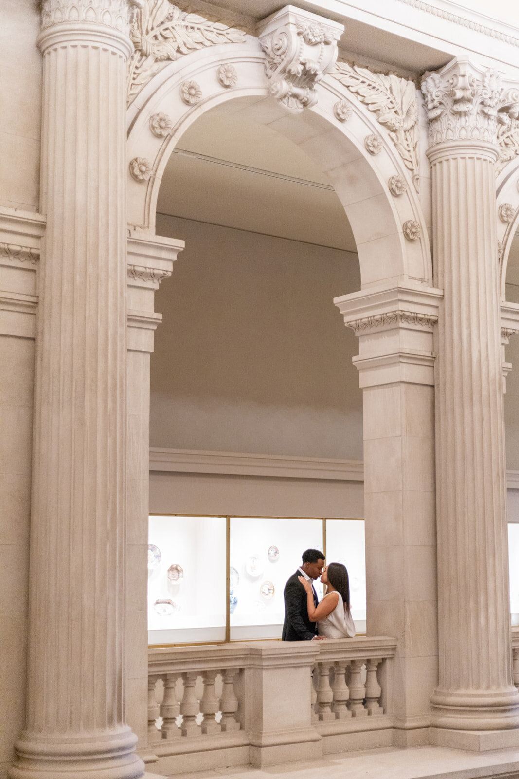 couple kissing at an art museum