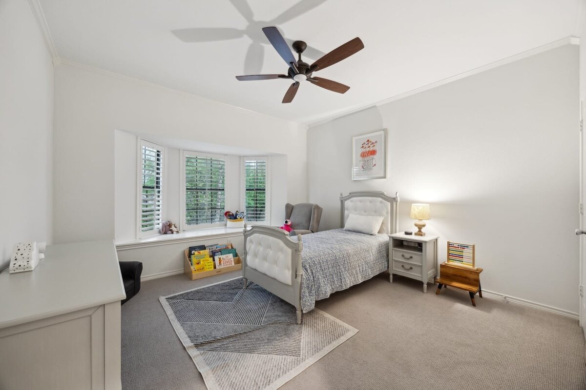 17828_cedar_creek_canyon_dallas_tx_kids_bedroom_-_bay_window_single_bed_and_bookshelf_nook_-_haven_realty_group