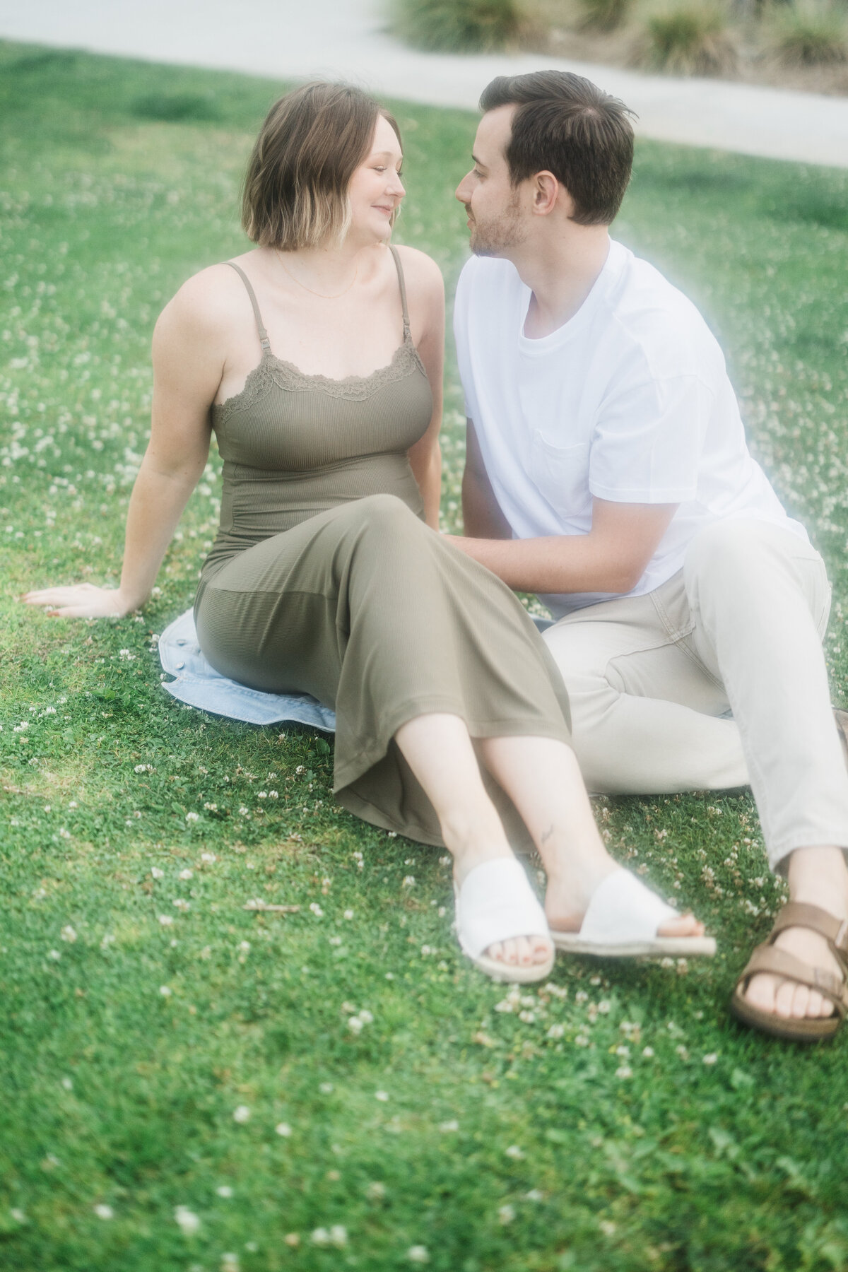 dreamy-photo-of-couple-sitting-on-Manhattan-Beach-library-grass