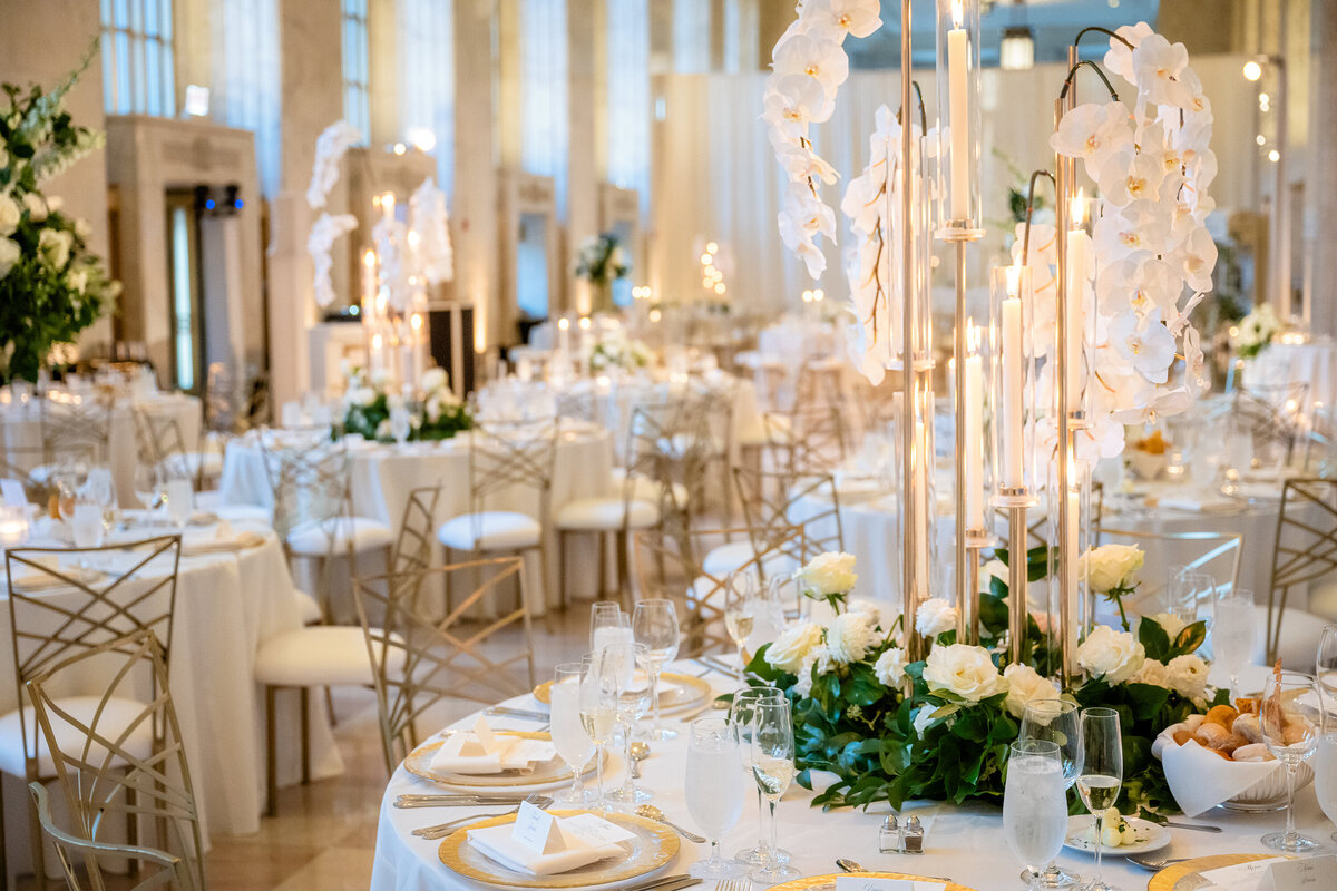 Stunning white flower arrangements and table setups in Chicago