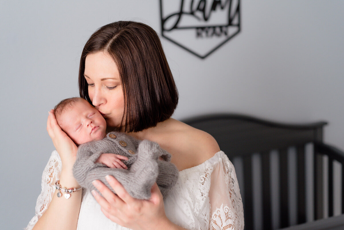 highlands-ranch-newborn-in-home-with-mom