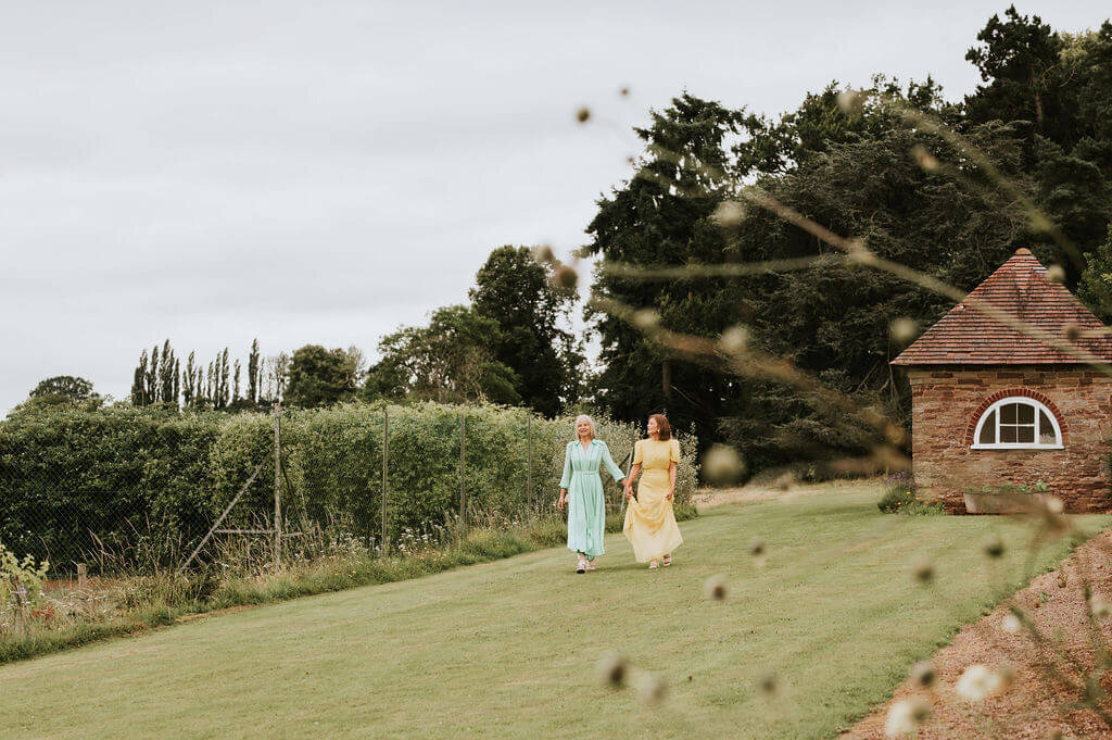 Issy-and-Bella-Floral-Design-Wedding-Florist-Herefordshire-Broadfield-Court-j&N37
