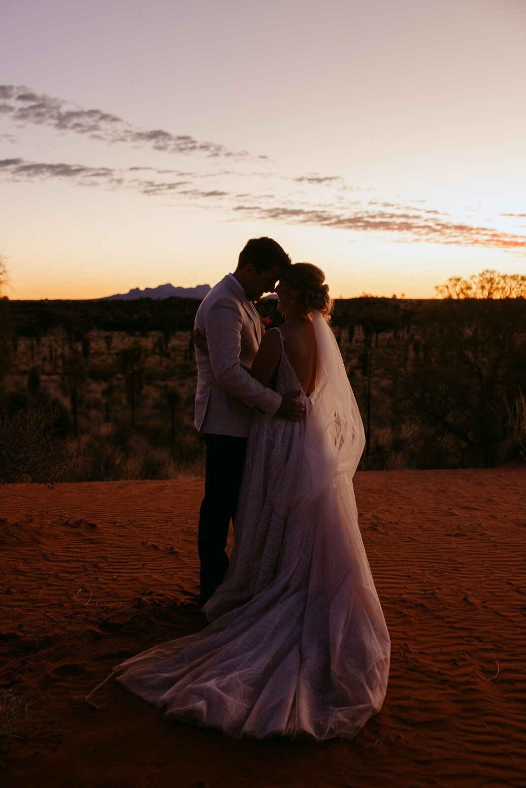 Sunset-wedding-Uluru-Australia