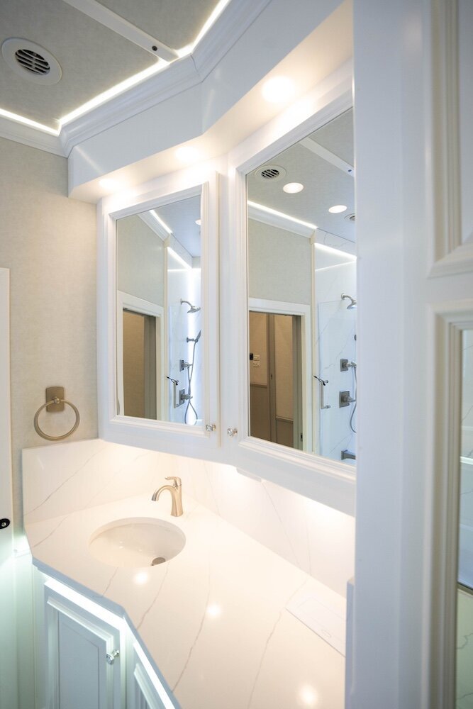 luxury-living-quarter-horse-trailers-trail-boss-conversions-bathrooms-2