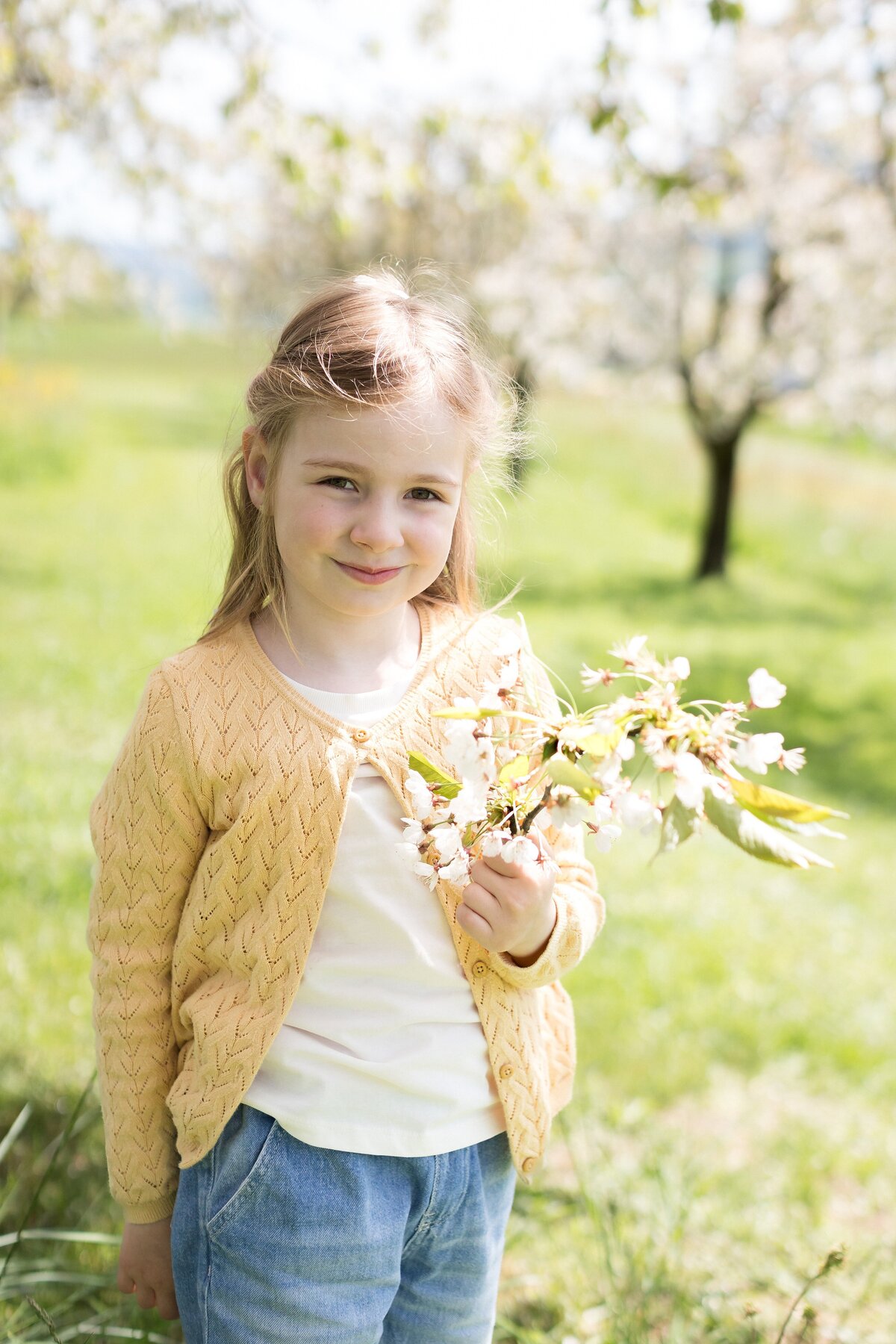 Familienshooting-Familienfotos-Aargau-Zuerich-Frühling-Fricktal-Kirschblüte-27
