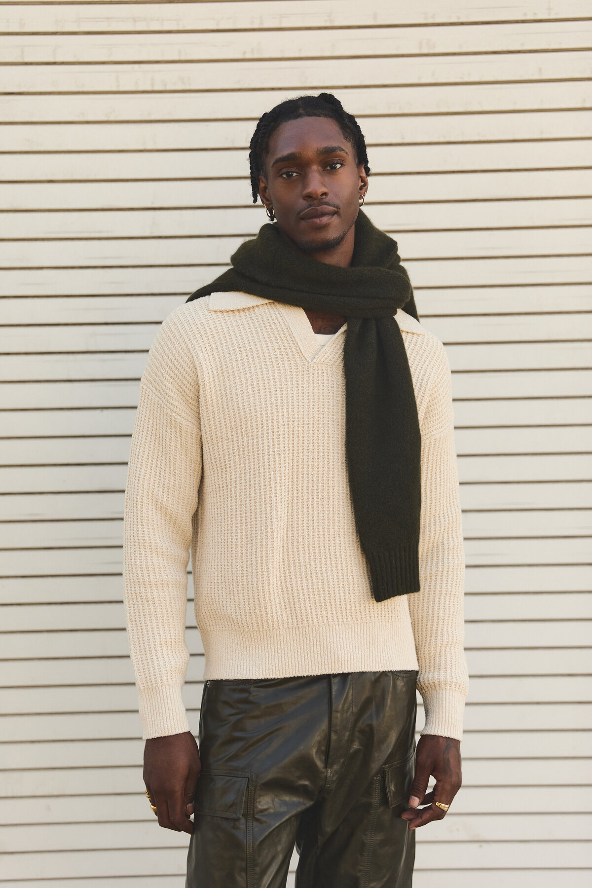 men’s-style-streetwear-fashion-mens-green-scarf-personal-shopping-fashion-stylist-raina-silberstein_crop