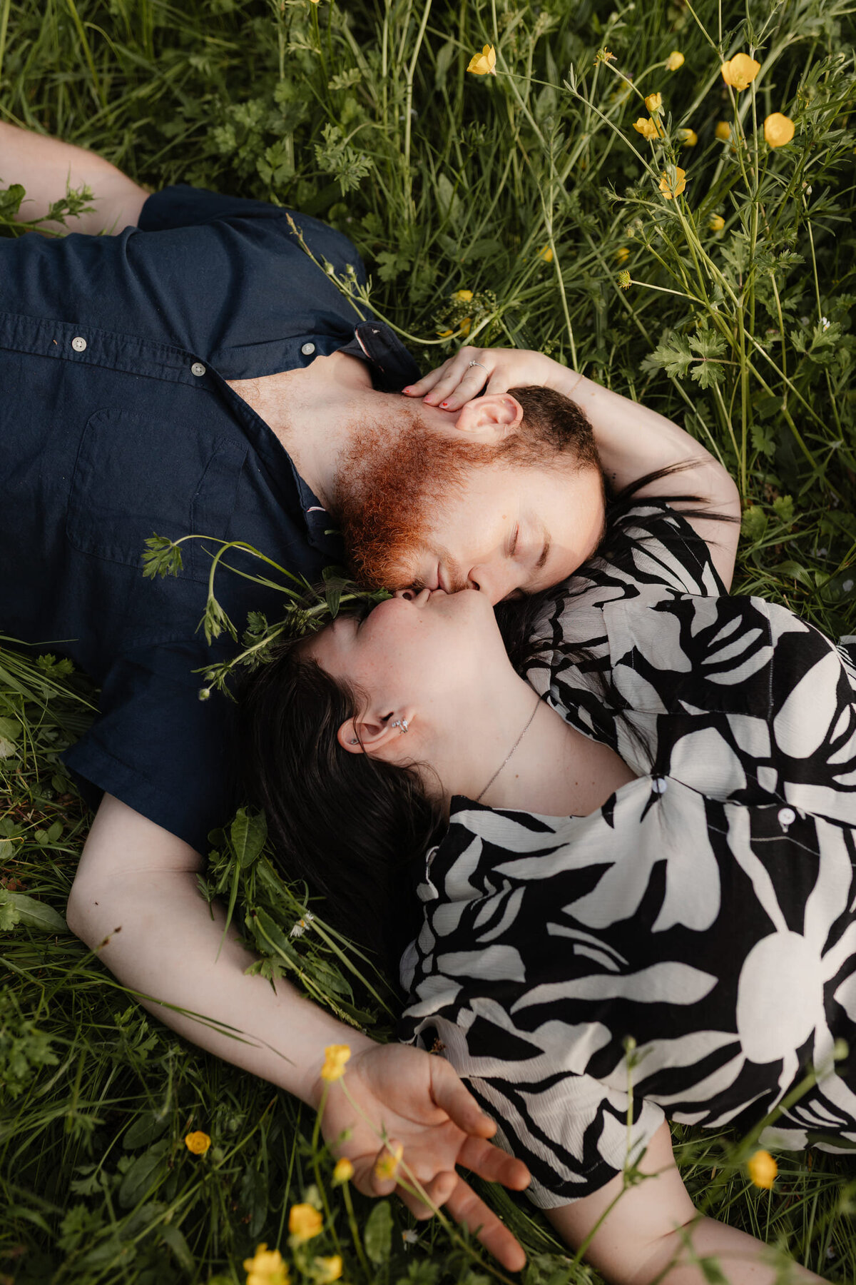 couple-qui-s-embrasse-couche-dans-l-herbe