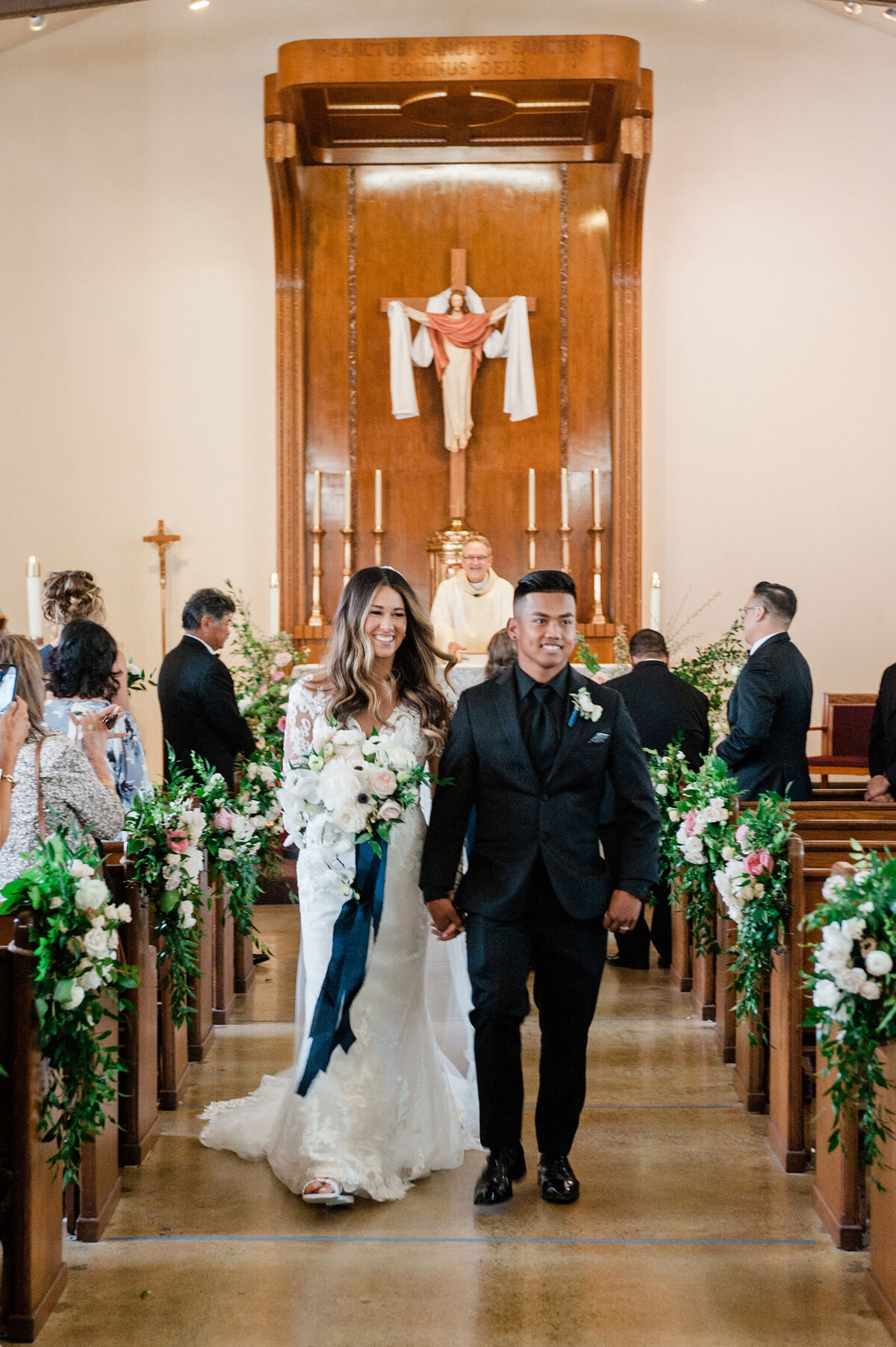 Newlyweds down the aisle | Bella Fleur