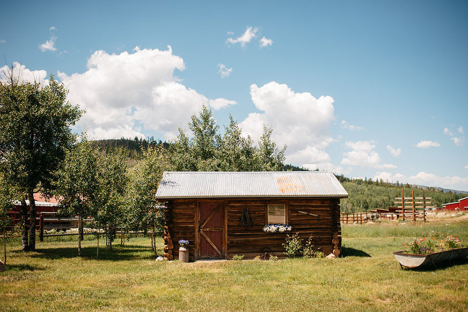 Strawberry-Creek-Ranch-Modern-Minimalist-Outdoor-wedding-in-Granby-Colorado-Small-Cabin