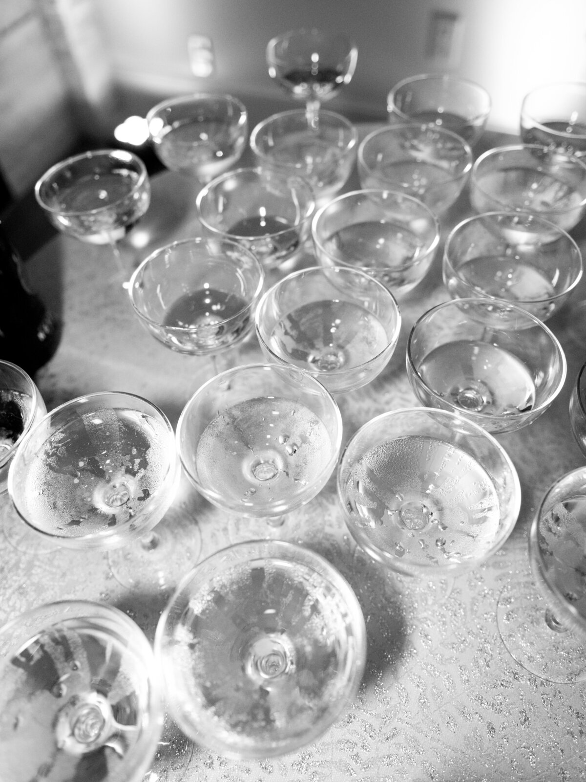 coupe-glasses-champagne-tower