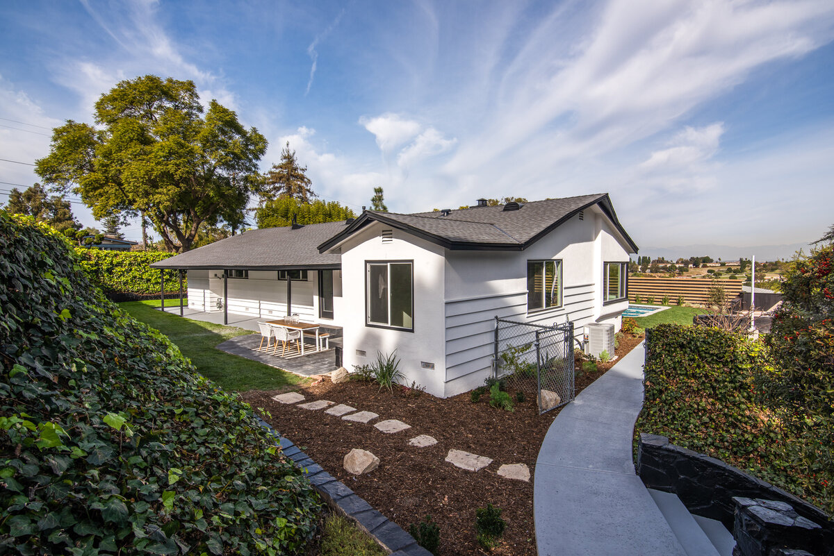 modern-backyard-renovation-aw-development