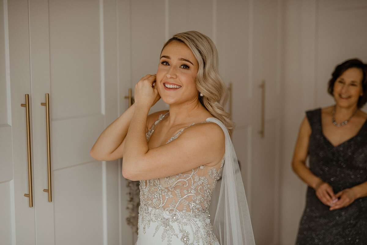 A-toronto-wedding-the-symes-getting-ready-bride-23