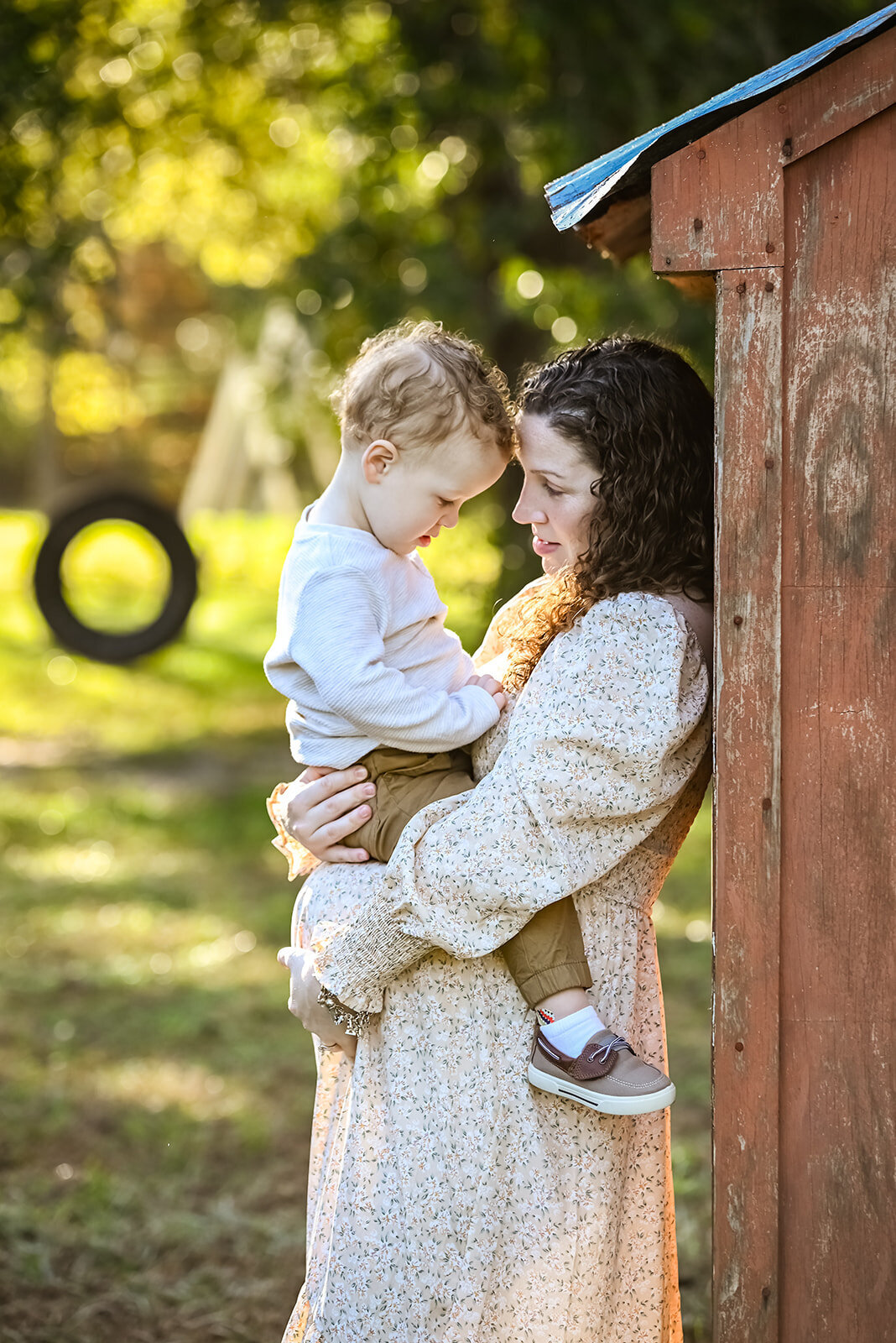 barn farm materntiy photographer in santa fe texas at the little ranch farm