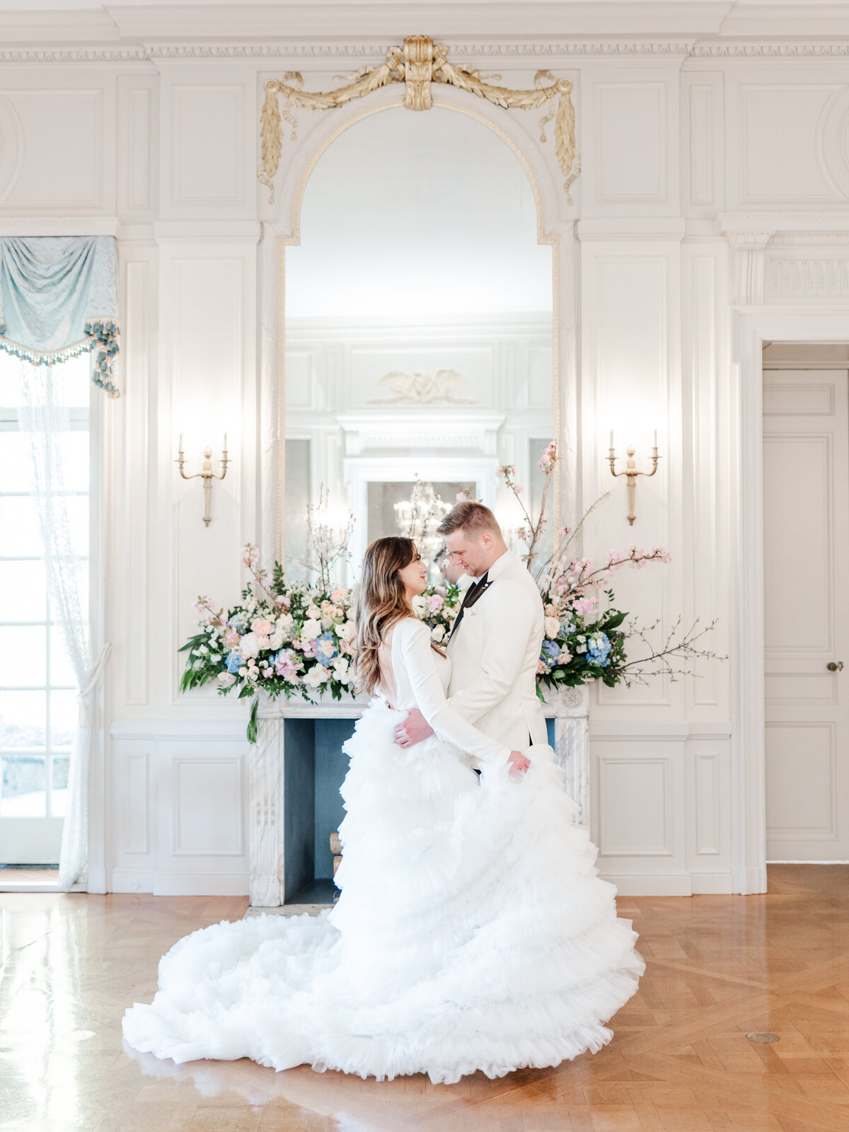 brittany-graf-photography-glen-manor-house-portsmouth-ri-newport-bride-groom-cake-ballroom-florals-42
