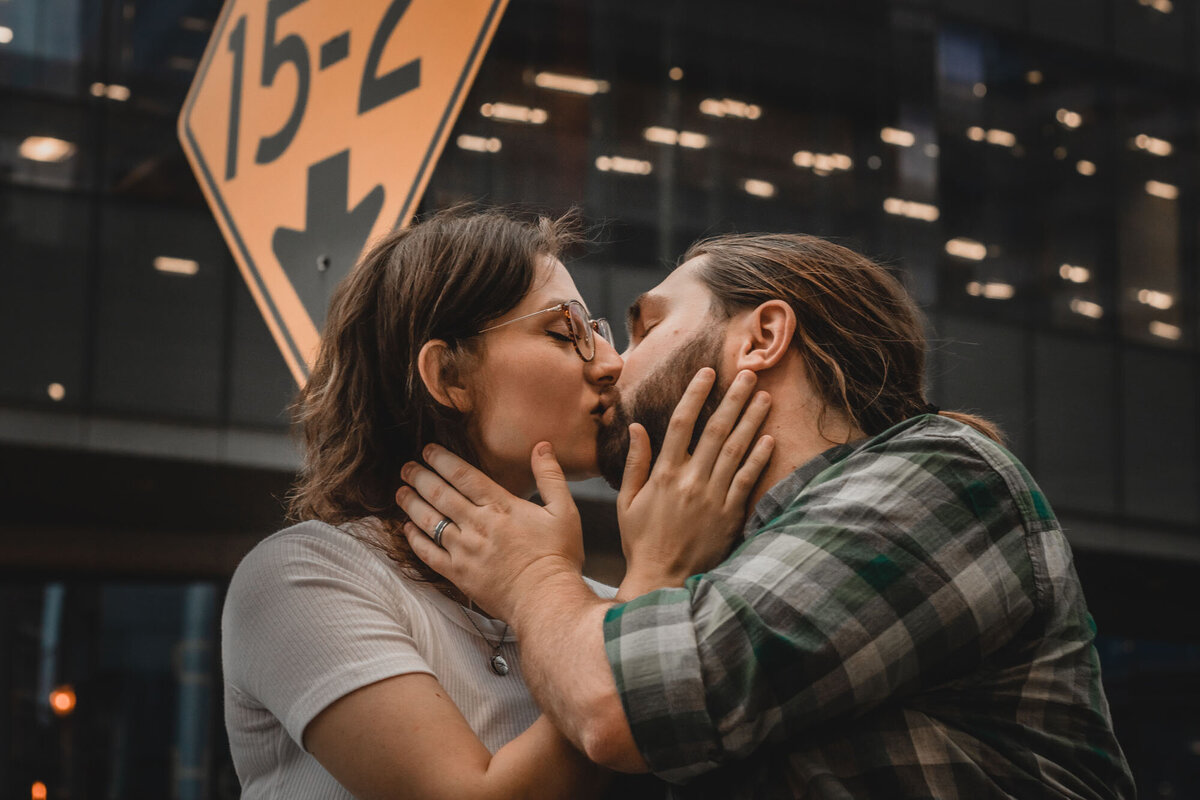 couple-kissing-downtown-clayton