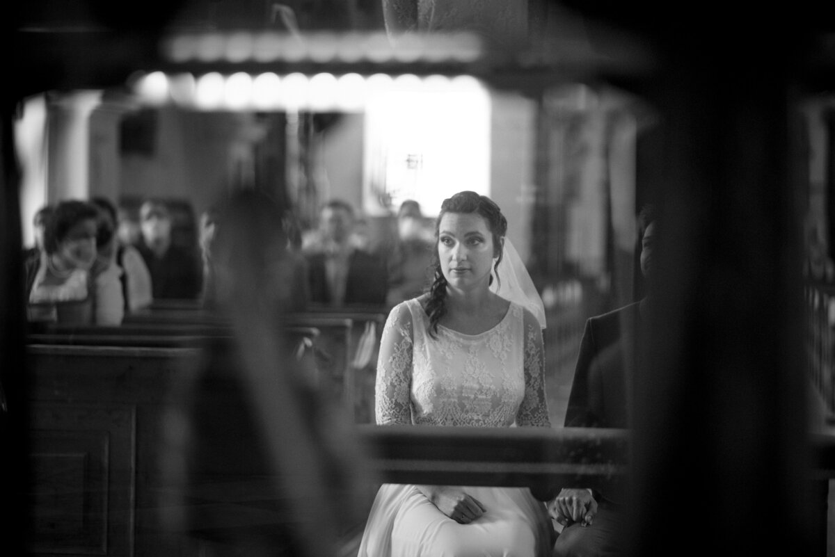 Braut sitzt in der Kirche Basilika Benediktbeuern