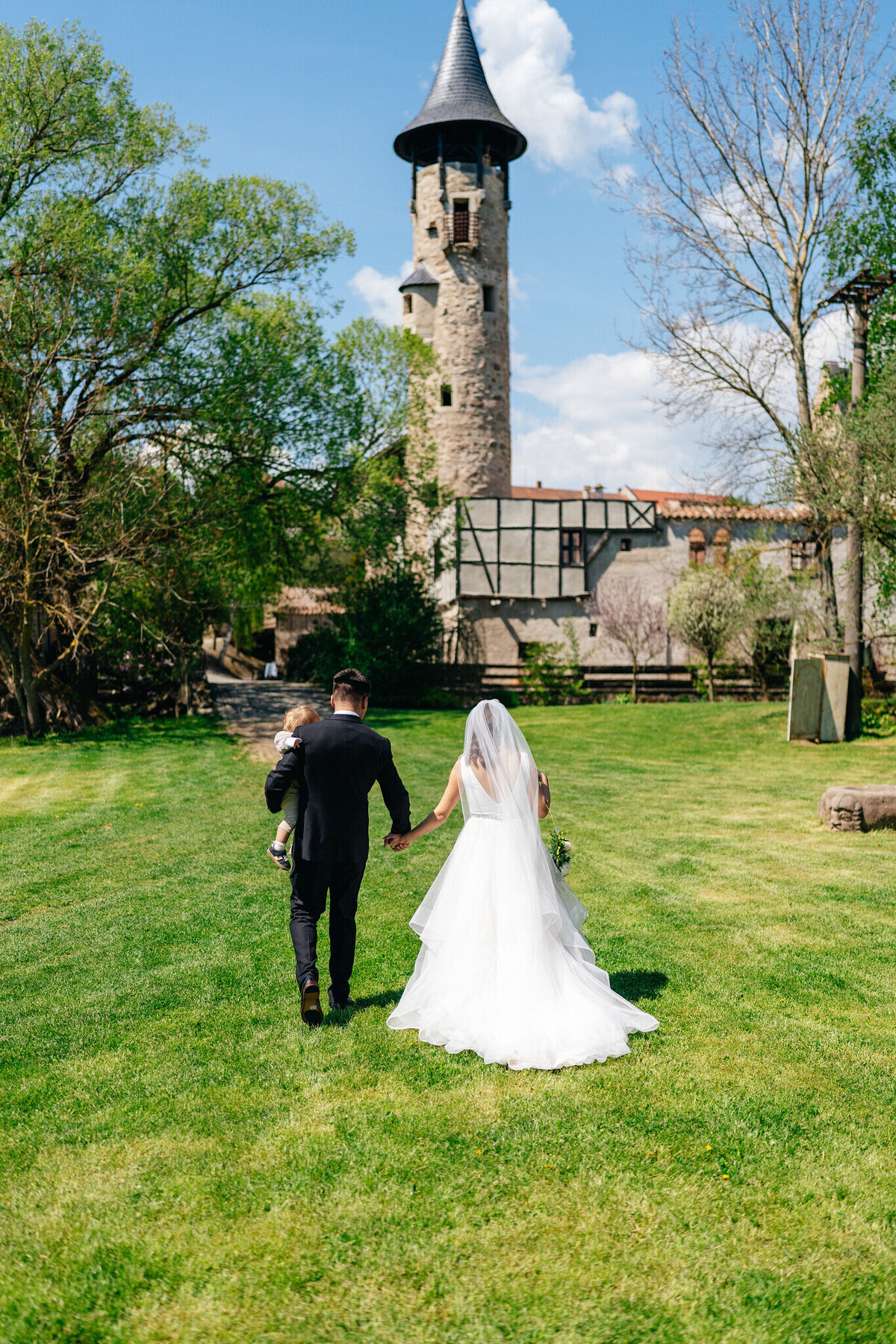 svatba za vratama novomanželé věž