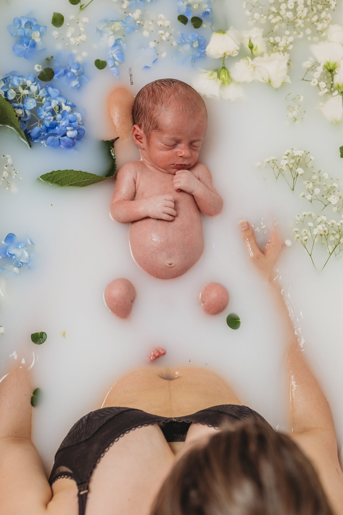 mom-with-newborn-baby-in-bath