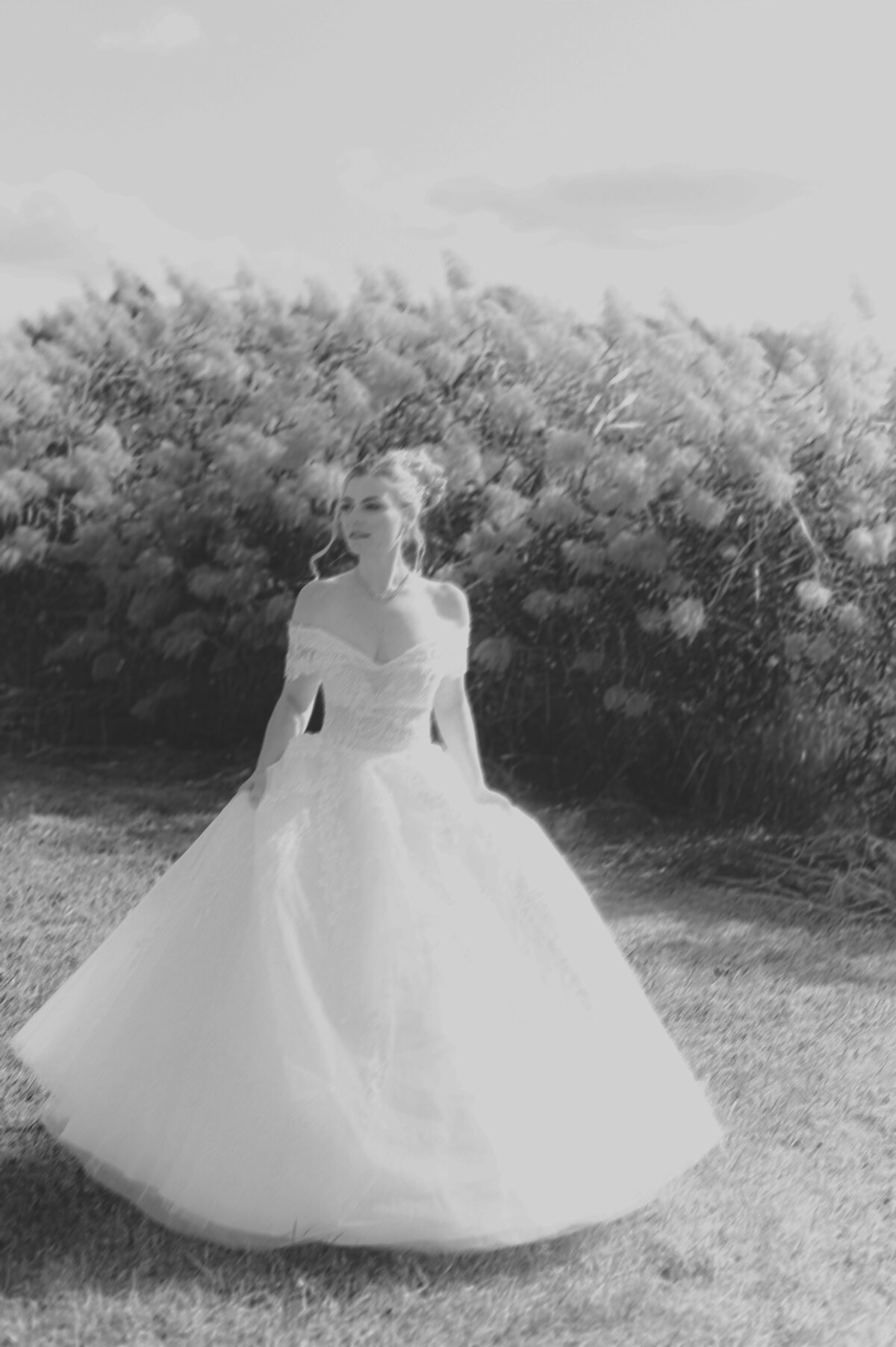 mariée qui bouge sa robe de mariée à Paris