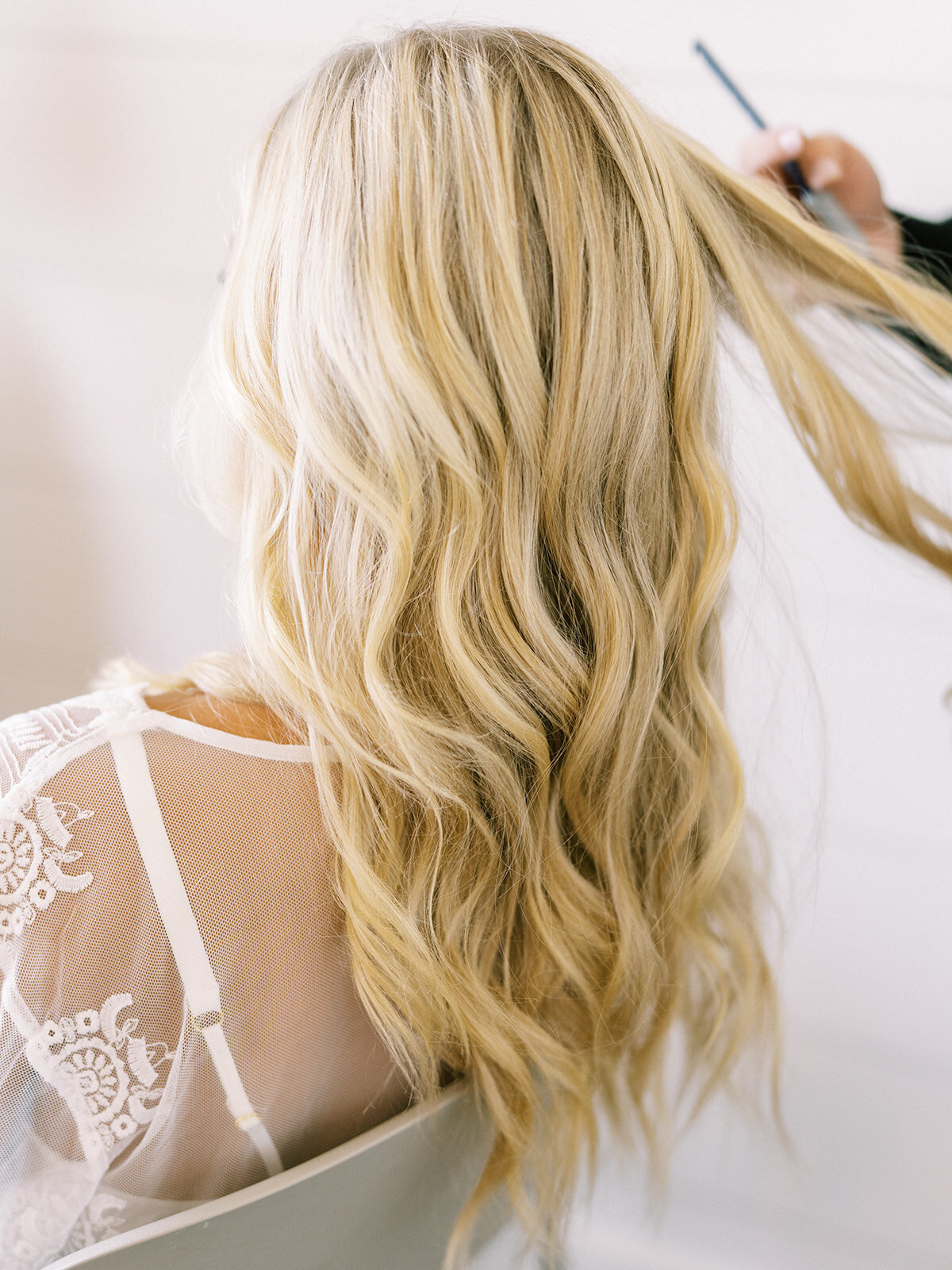 bride-getting-ready-hair