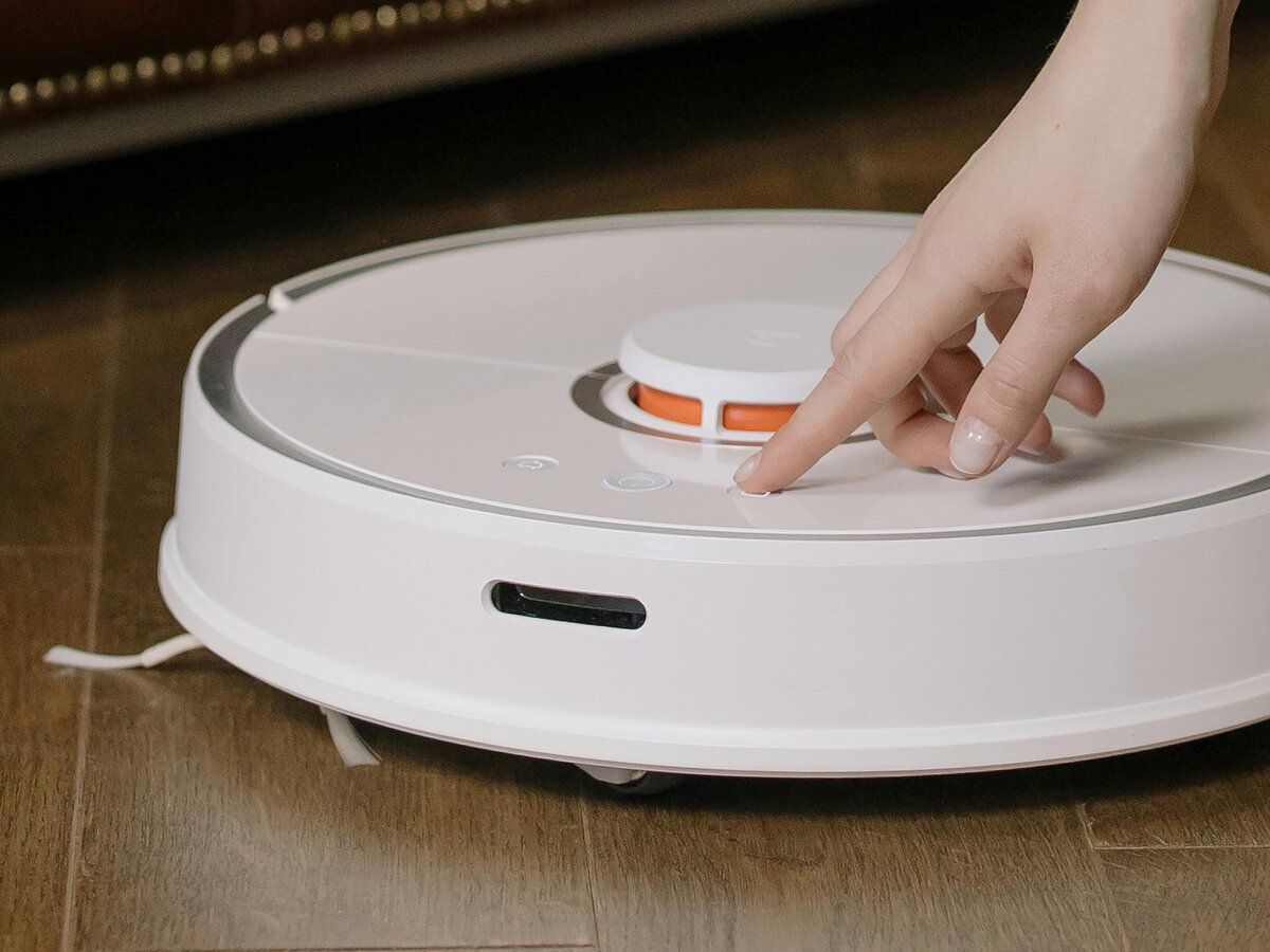 professional cleaning expert demonstrating vacuum features