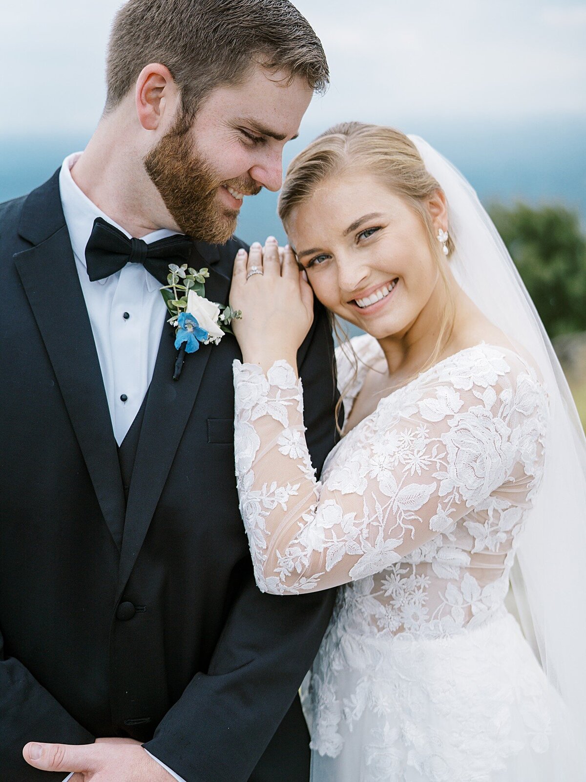 wedding-bride-groom-newlyweds-greenville-sc-glassychapel