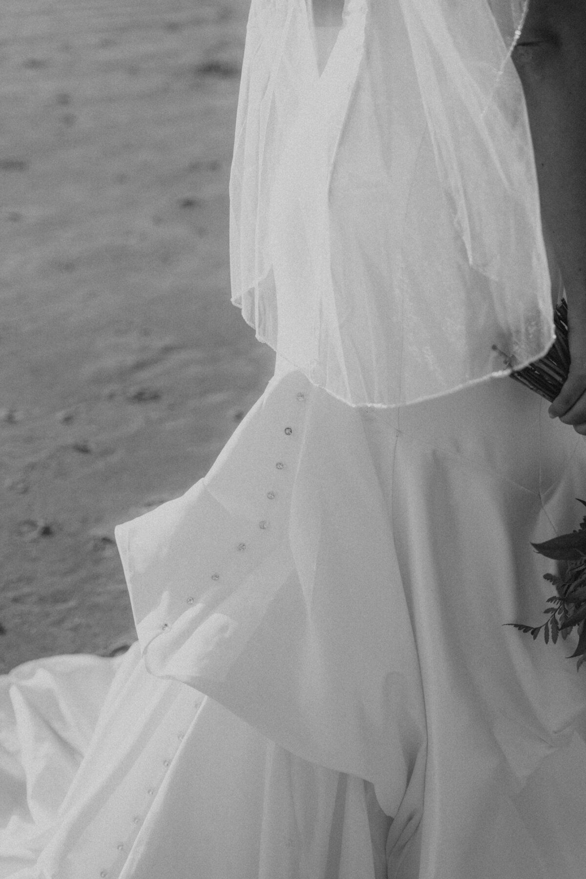 oregon-beach-wedding-bride-veil-detail-monochrome