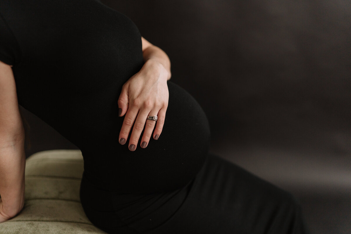 MN Maternity Photographer Beyond the Pines L6323
