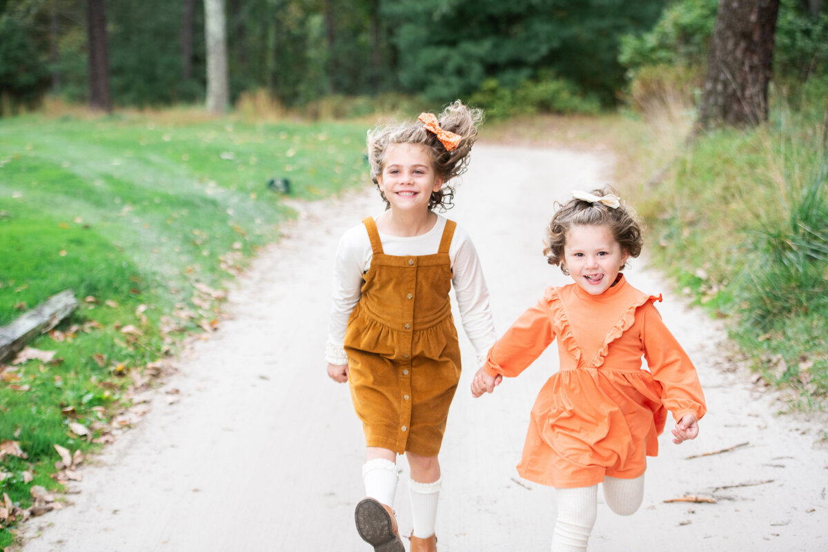 portrait_of_running_sisters