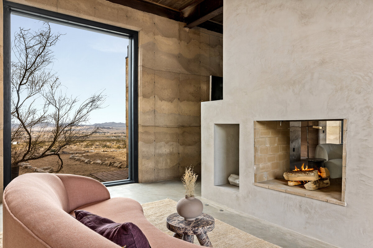15_MAINHOUSE_pinksofa w_fire_cityview