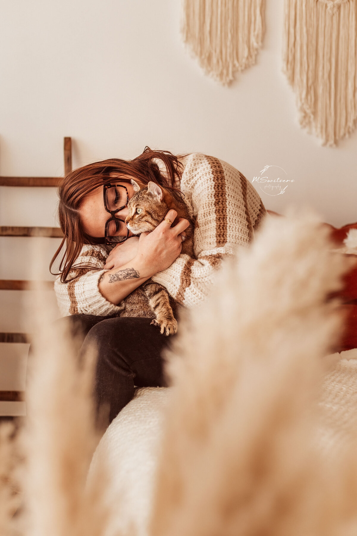 Catmom met haar geliefde kat in de daglichstudio te Geel