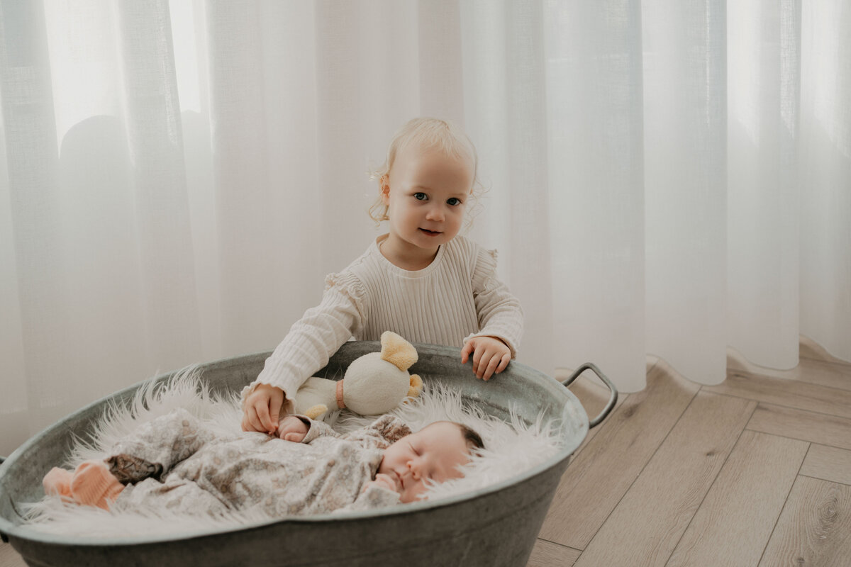 Newbornshoot door Leukfotografie in Amsterdam, Zaandam, Landsmeer, Oostzaan en Purmerend – zachte, liefdevolle babyfoto’s-37