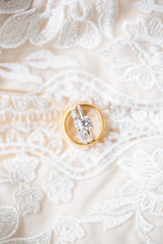platinum-wedding-ring-white-lace