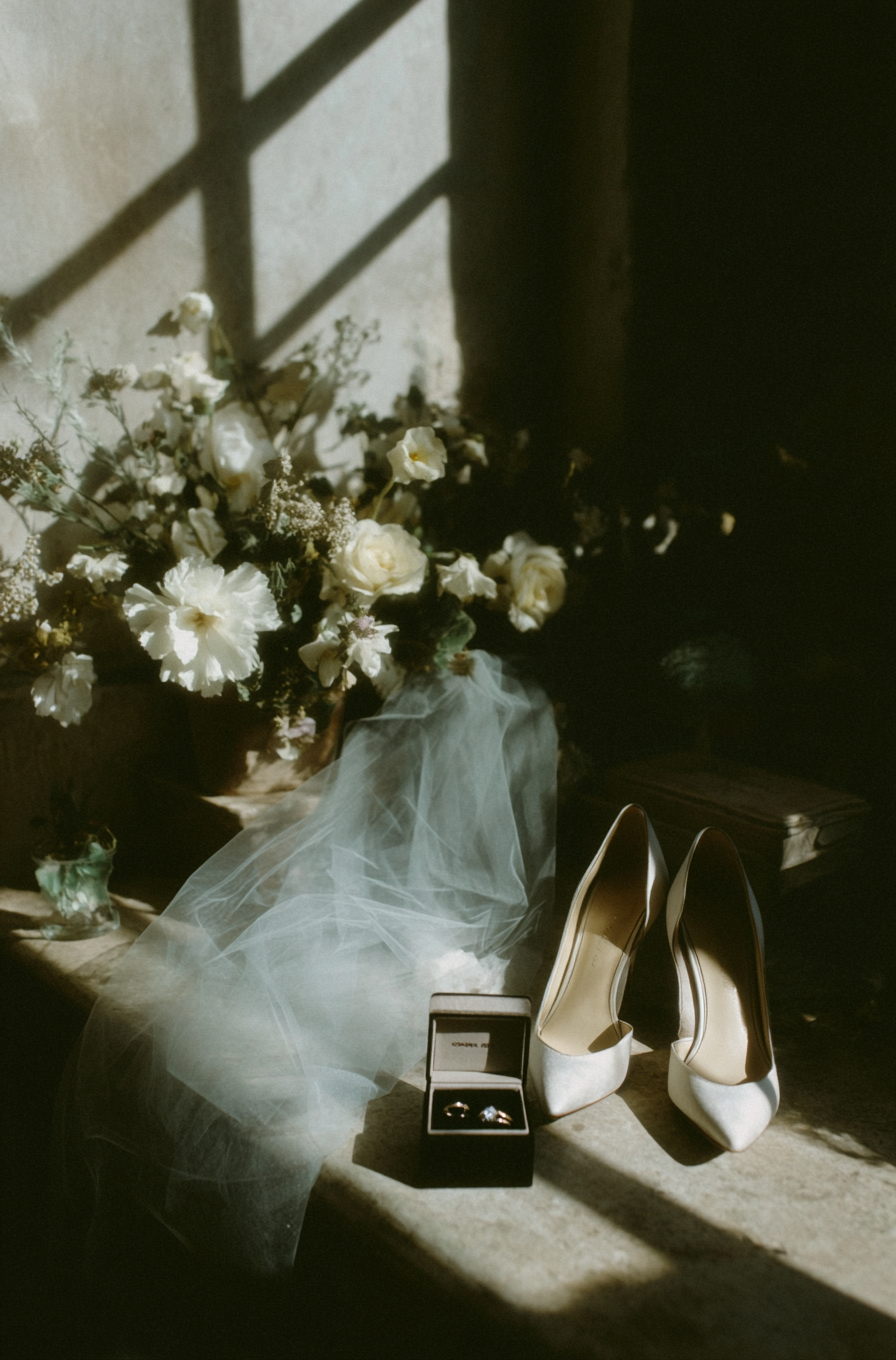 u8487914977_a_close-up_shot_of_the_brides_shoes_and_her_veil__0c27846e-b407-404b-9597-78f38a4391f3_1