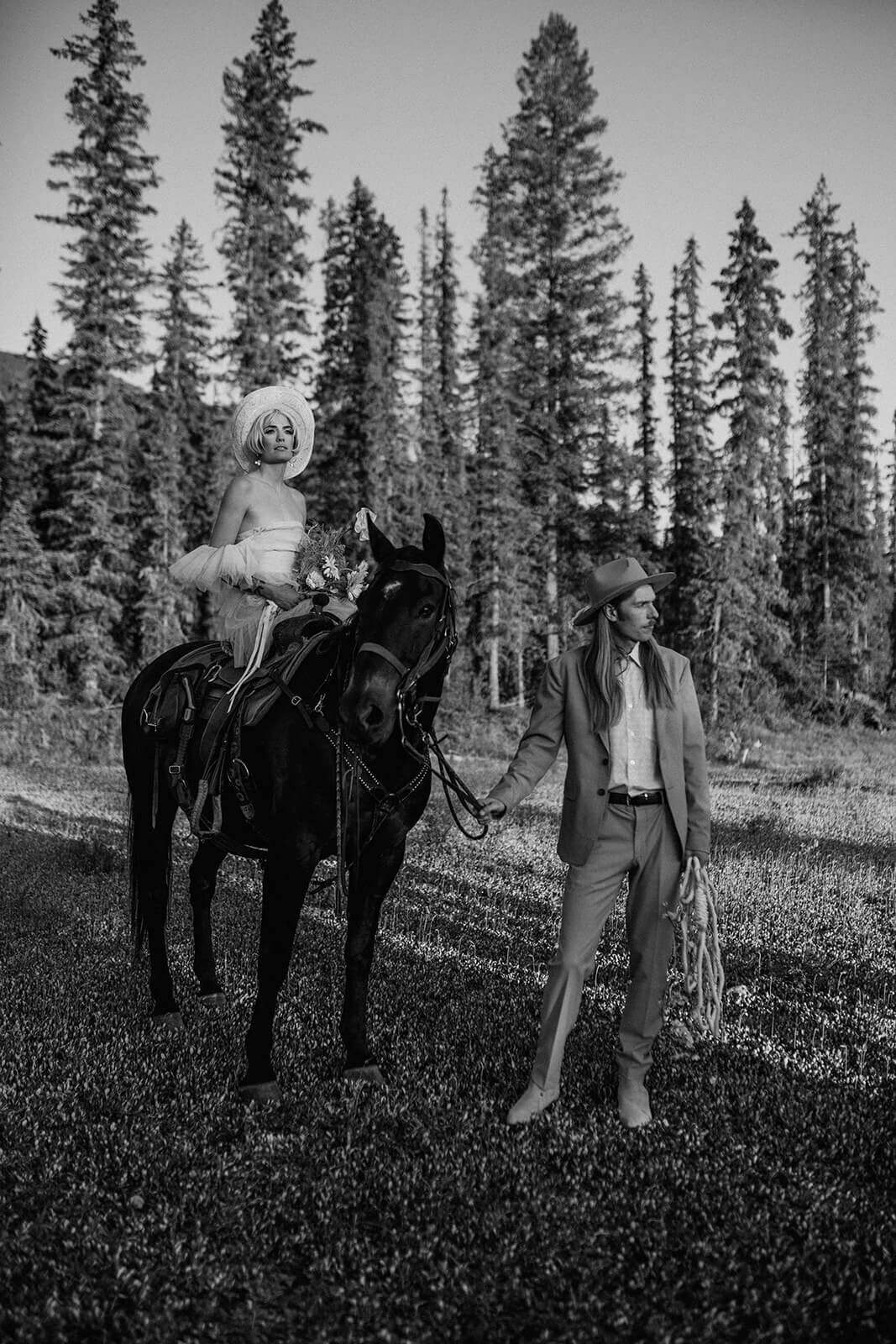 Elopement-bride-on-horse