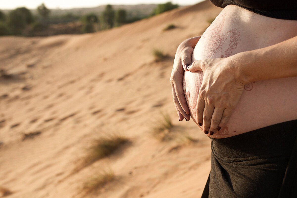 Pregnancy photo session in desert by Yuliia Terziian Photography|Calgary Family Photographer