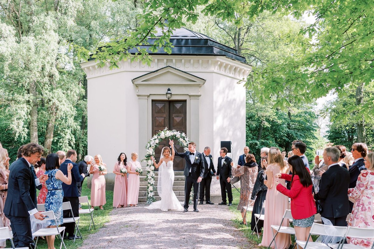 Bröllopsfotograf i Stockholm helloalora Anna Lundgren bröllopsutgång efter vigsel utomhusbröllop destination slottsbröllop Rånäs Slott i Roslagen
