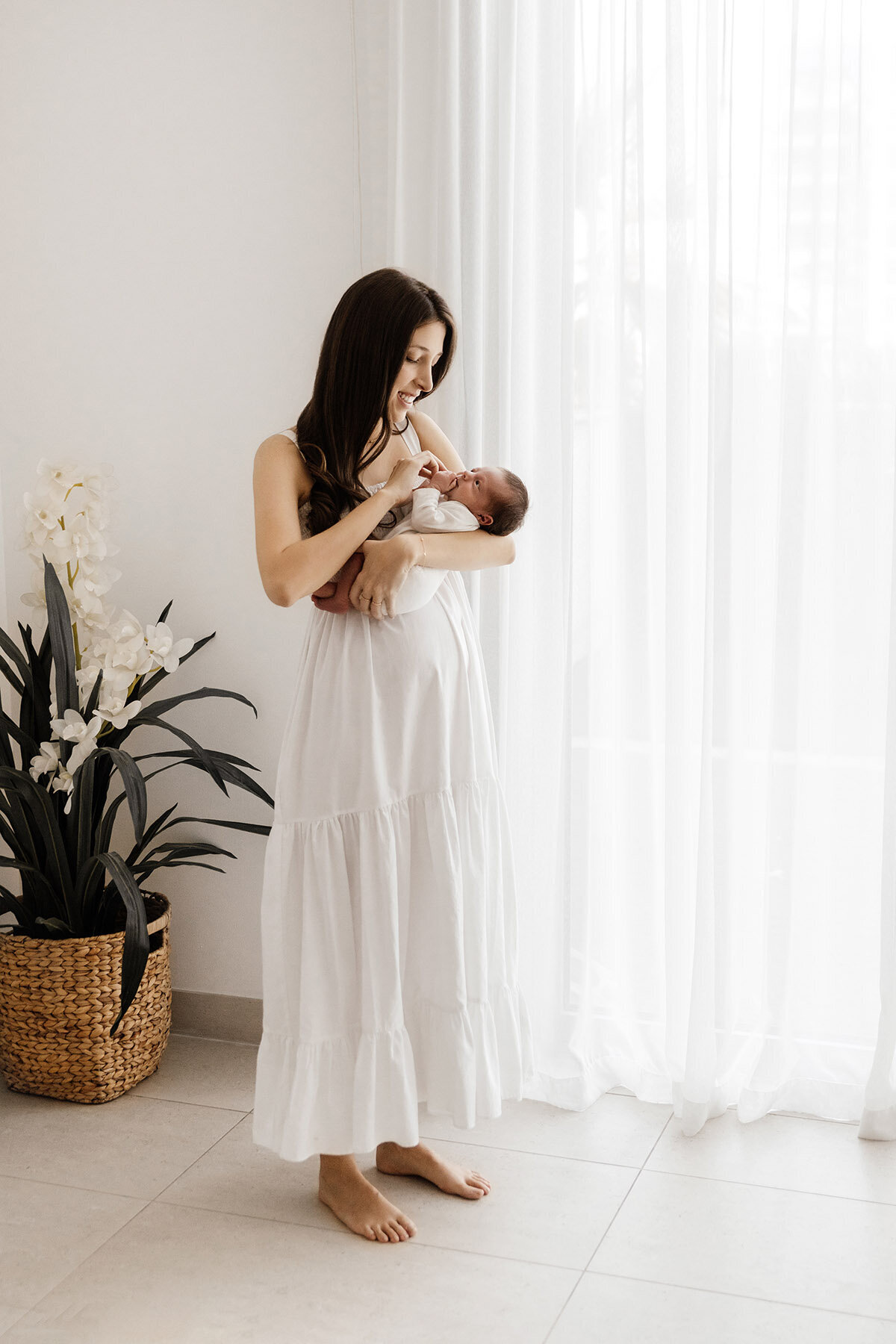 dubai-al-ain-newborn-photographer-abu-dhabi-baby-photography-mother-holding-baby