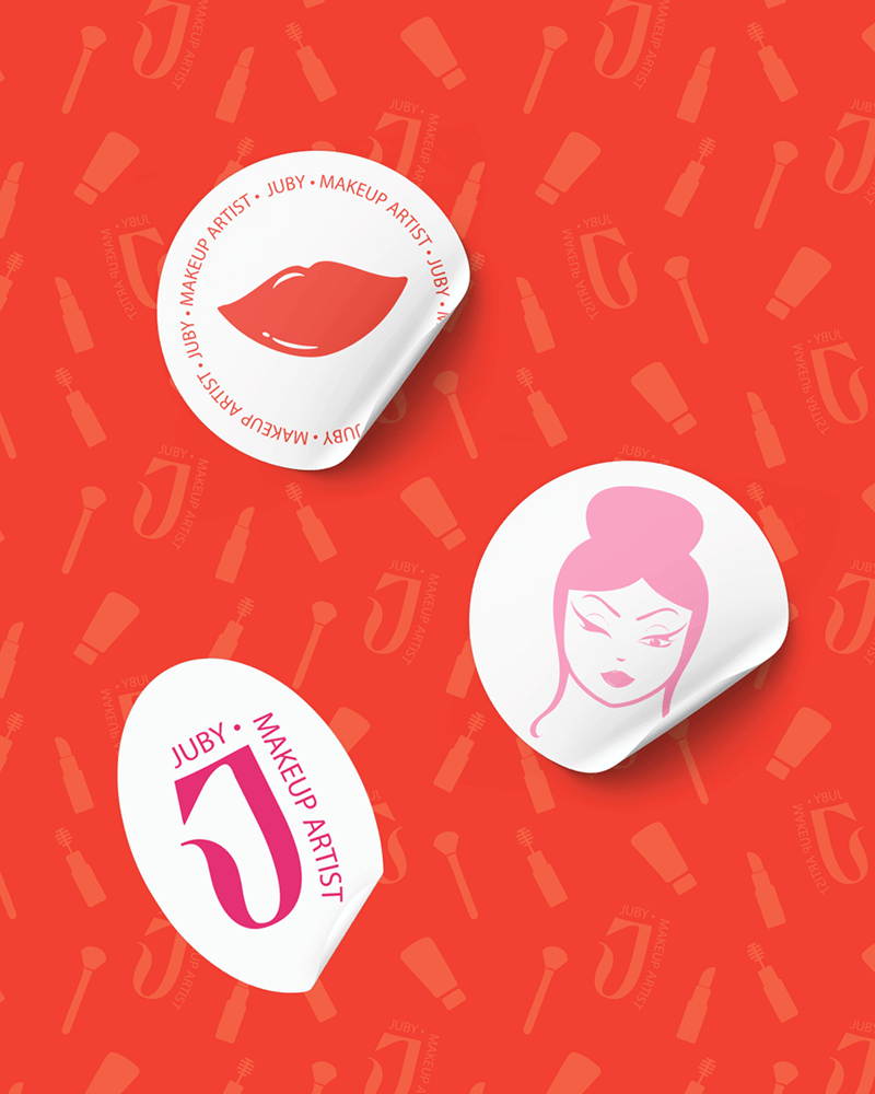 Maquette créée par Fenicia Studio pour l'identité visuelle d'une maquilleuse professionnelle. Elle représente des étiquettes aux couleurs du branding.