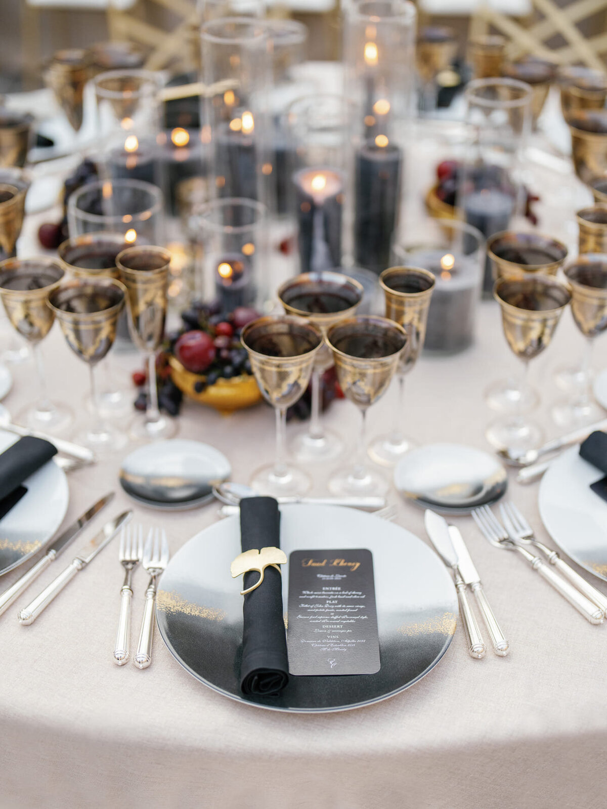 custom-black-and-gold-wedding-table-decoration