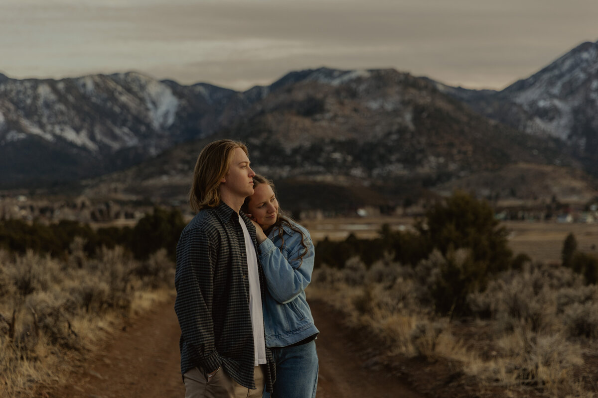 Couple Admiring the Mountains in Utah | Utah Couples photographer 