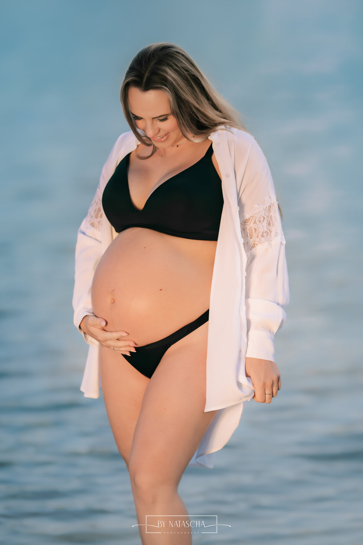 Vrowu bij Berghem Herperduin met zwangere buik in zwarte lingerie en witte blouse