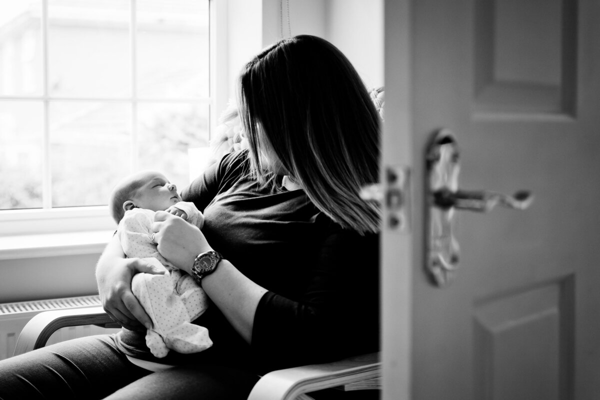 newborn-baby-relaxed-lifestyle-natural-family-photography-163
