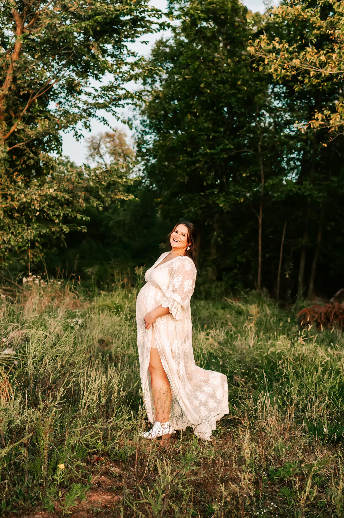 Branson maternity photographer captures pregnant mom laughing in field