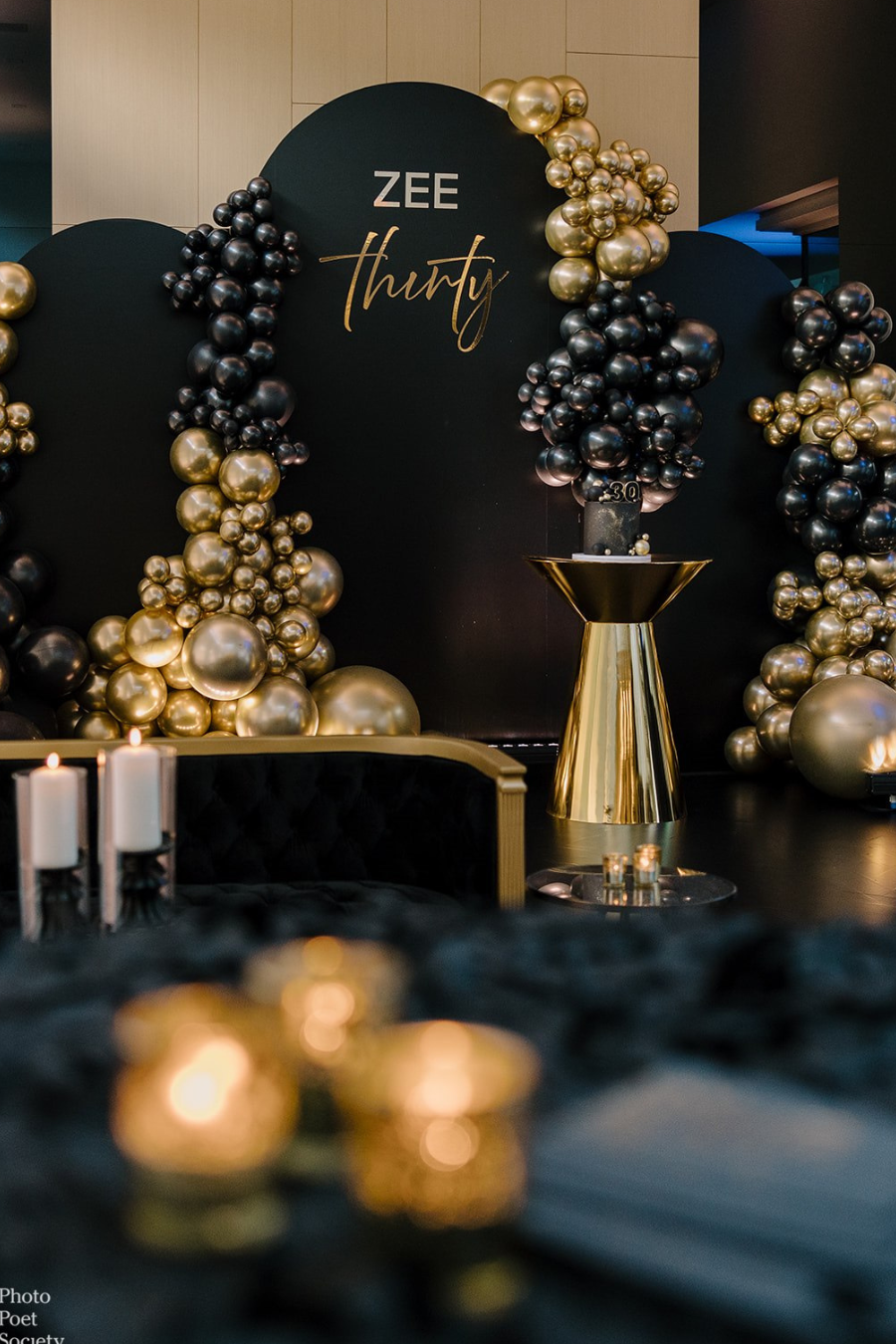 black-gold-thirty-birthday-party-backdrop-balloons-cake-candles